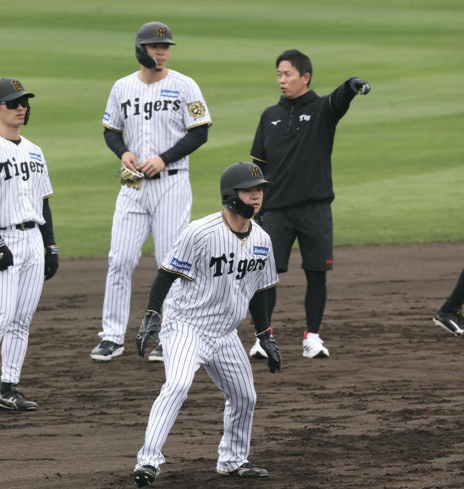 　赤星臨時コーチの前で走塁練習をする中野（撮影・田中太一）