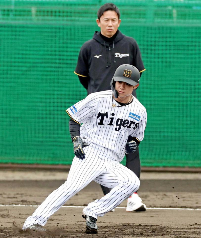 　走塁練習をする中野を見つめる赤星臨時コーチ（撮影・中田匡峻）
