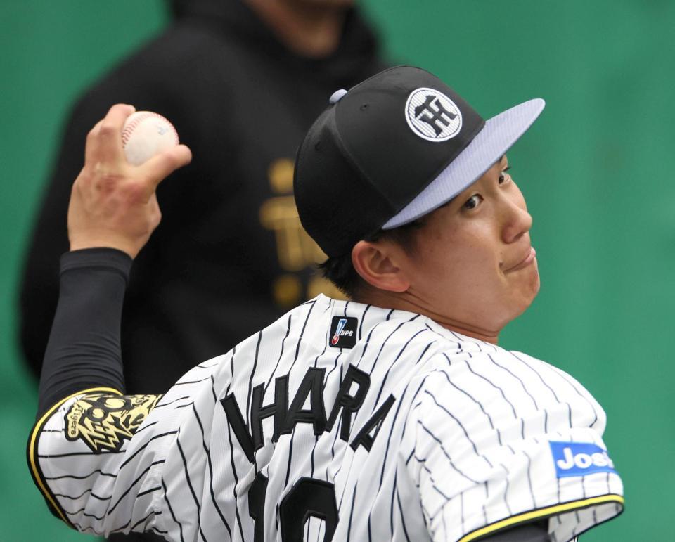 　ブルペンで変化球を投げる伊原（撮影・北村雅宏）