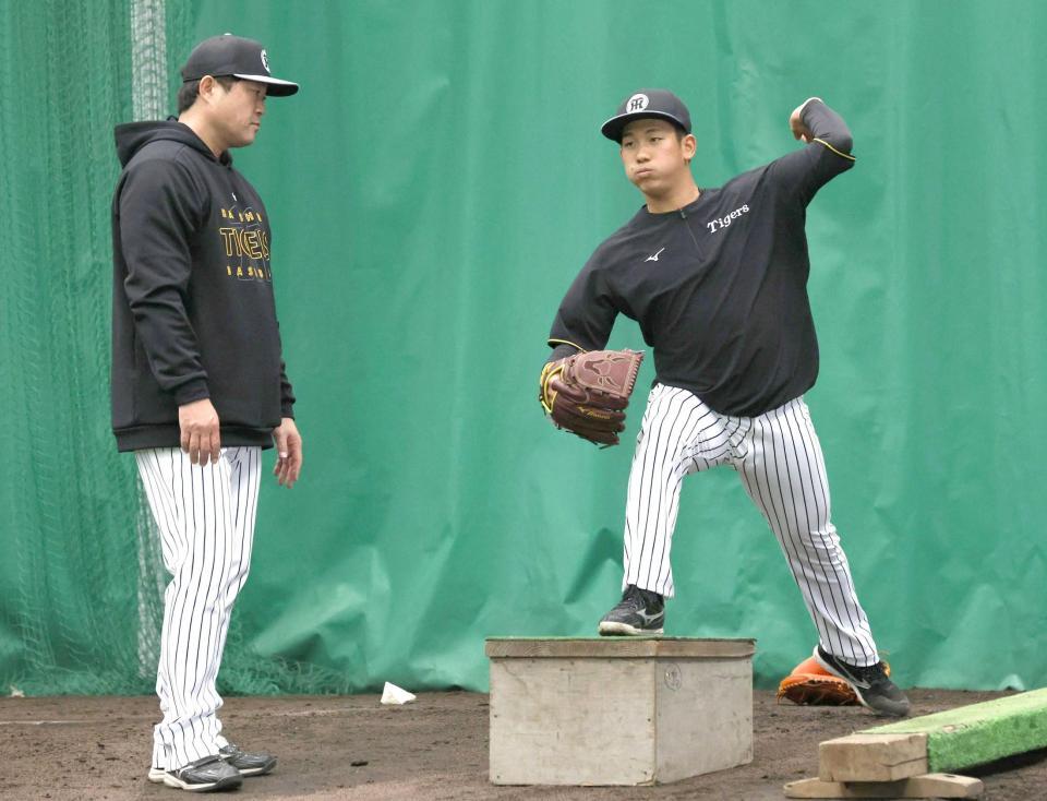 　安藤コーチ（左）と居残り練習する伊原