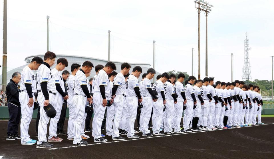　具志川キャンプでも平田２軍監督（左から３人目）とナインらが黙とうをささげる（撮影・山口登）