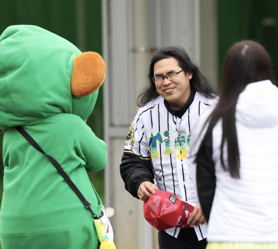 　阪神のキャンプ地を訪れたロッチ中岡（撮影・田中太一）