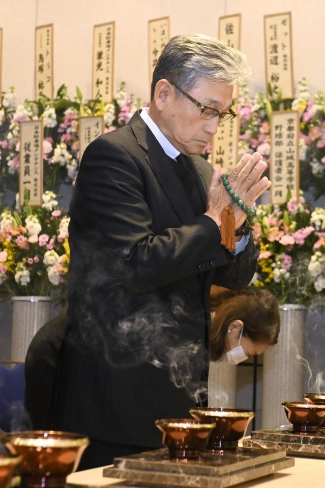 　吉田義男さんの通夜で手を合わせる真弓氏（代表撮影）