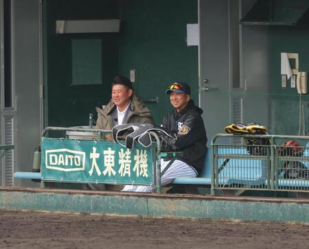 　松坂氏（左）と談笑する藤川監督