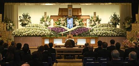 　関係者のみで執り行われた吉田義男さんの通夜（代表撮影）