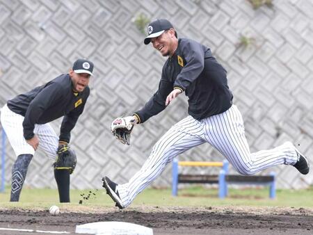 　打球を追いかける伊藤将。奥はベタンセス（撮影・中田匡峻）