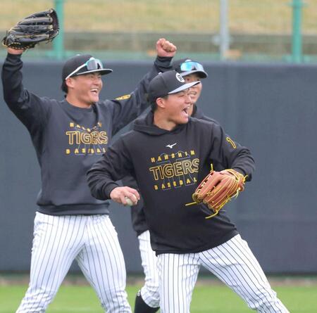 　ノックをノーエラーで終了し、喜ぶ森下（右）と前川（撮影・金田祐二）