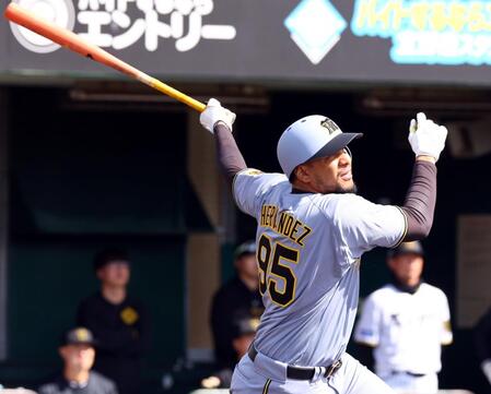 　３回、右中間に適時二塁打を放つヘルナンデス（撮影・山口登）