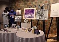 　通夜に展示された吉田義男さんゆかりの品々（代表撮影）