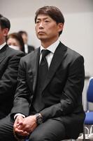 　弔問した桧山氏（代表撮影）