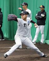 　ブルペンで投球する門別