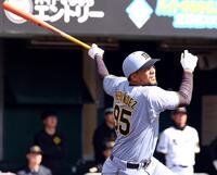 　３回、右中間に適時二塁打を放つヘルナンデス（撮影・山口登）