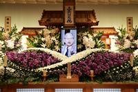 　吉田義男さんの祭壇（代表撮影）