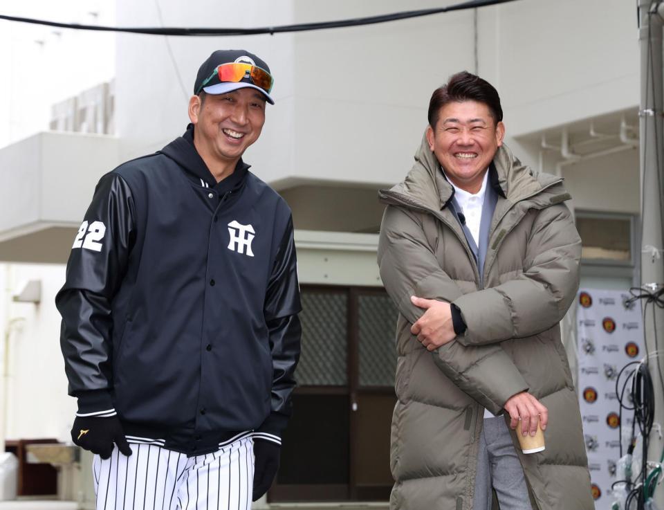 　松坂大輔氏（右）と談笑する藤川監督（撮影・中田匡峻）