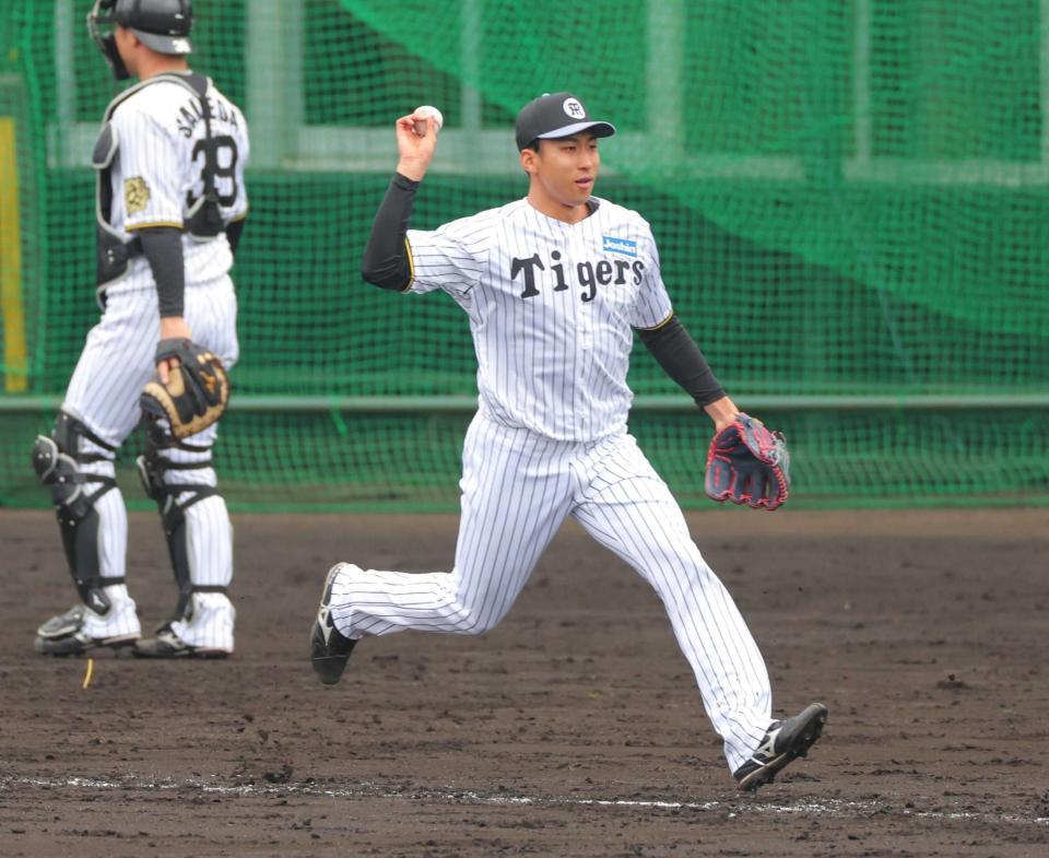 　投内連係で軽快な動きを見せる茨木（撮影・金田祐二）