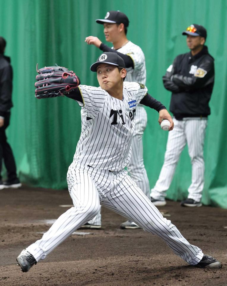 　ブルペンで投球する門別