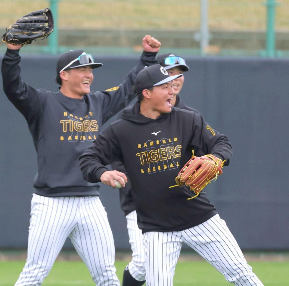 　ノックをノーエラーで終了し、喜ぶ森下（右）と前川（撮影・金田祐二）