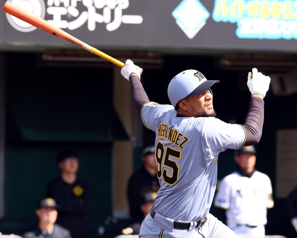 　３回、右中間に適時二塁打を放つヘルナンデス（撮影・山口登）