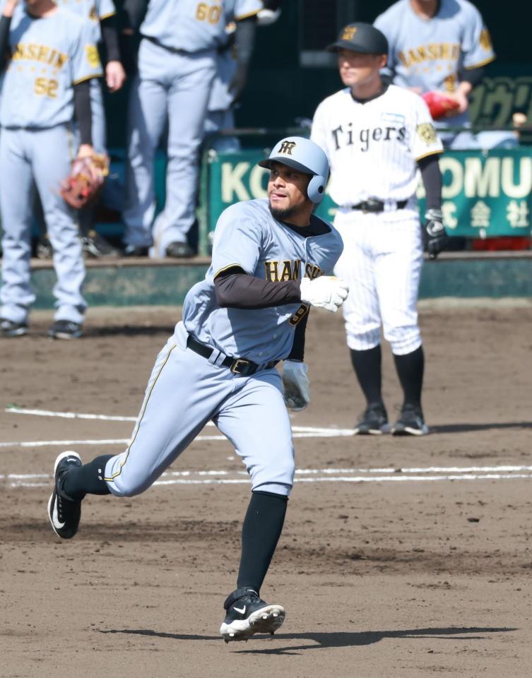 　３回、適時二塁打を放つヘルナンデス（撮影・金田祐二）