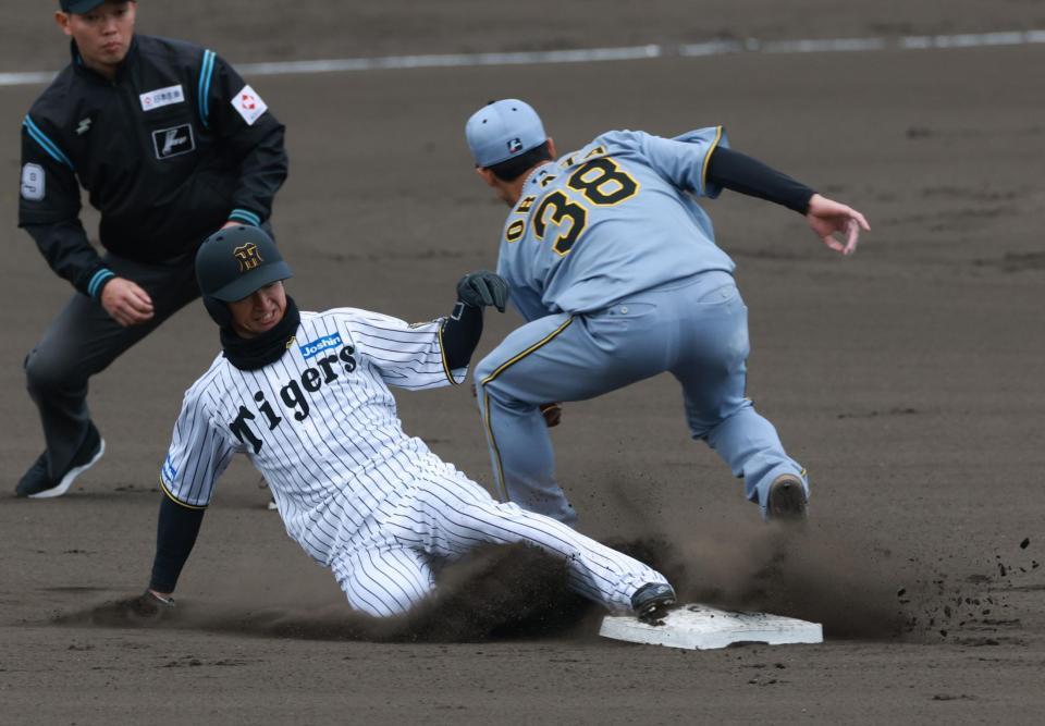 　１回、二盗を決める近本（撮影・金田祐二）