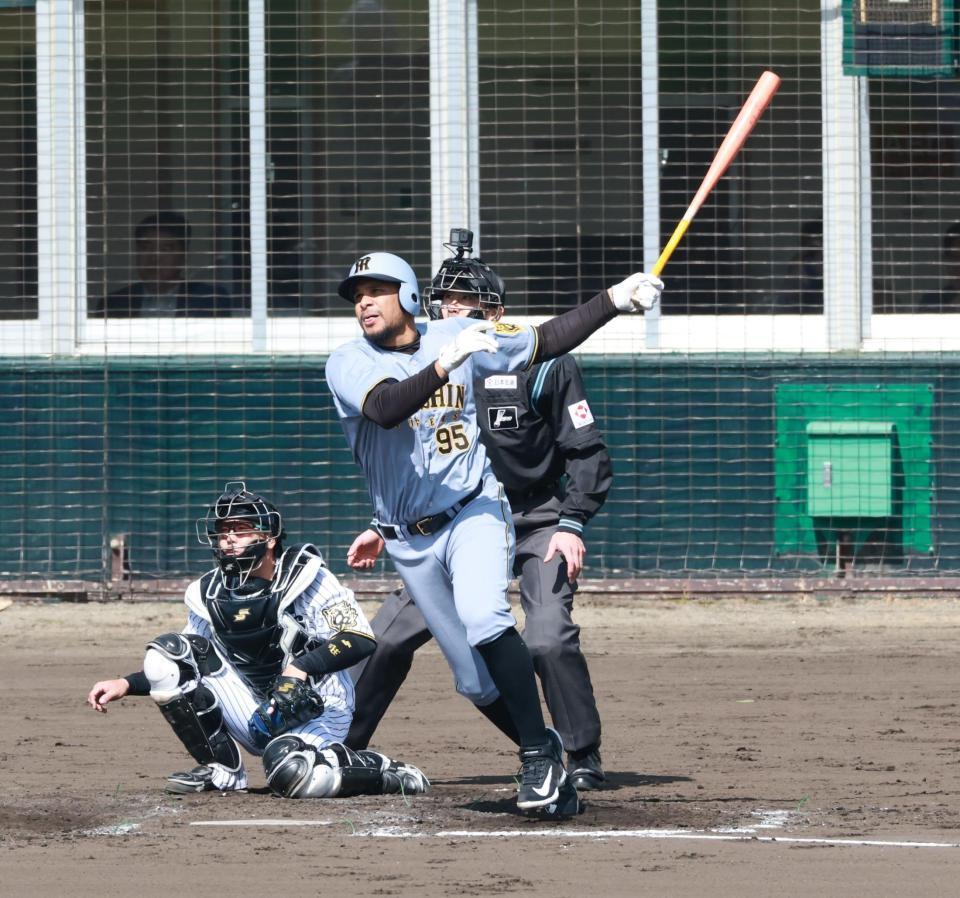 　３回、適時二塁打を放つヘルナンデス（撮影・金田祐二）