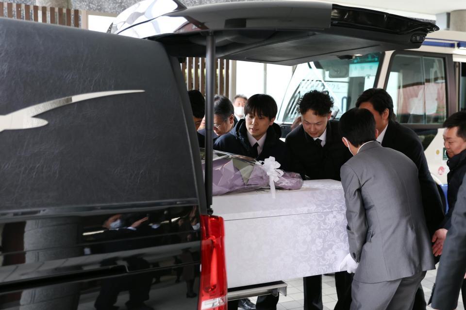 　出棺される吉田義男さん（代表撮影）