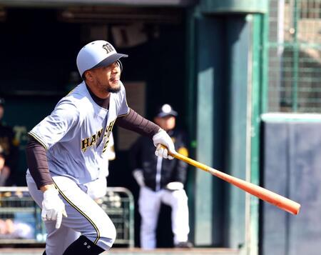 　３回、右中間に適時二塁打を放つヘルナンデス（撮影・山口登）