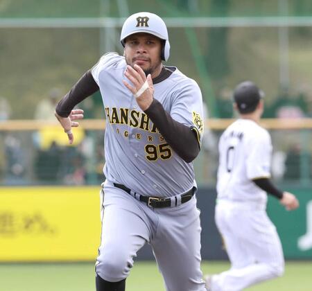 　３回、適時打を放ったヘルナンデスは練習で振り込んだ手にテーピングを巻いて激走（撮影・田中太一）