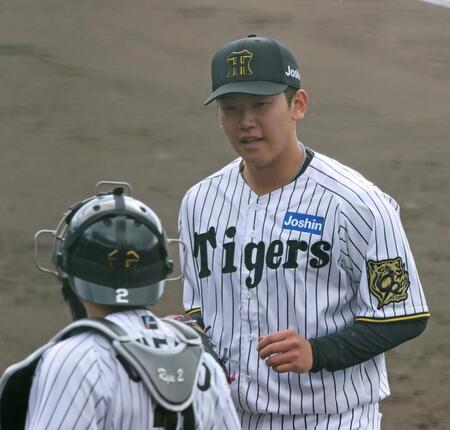 　１回を投げ終え、梅野（手前）と言葉を交わす門別（撮影・中田匡峻）