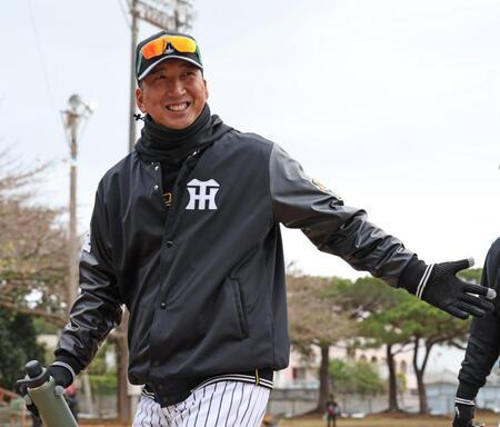 　ファンからの声かけに笑顔を見せる藤川監督（撮影・中田匡峻）