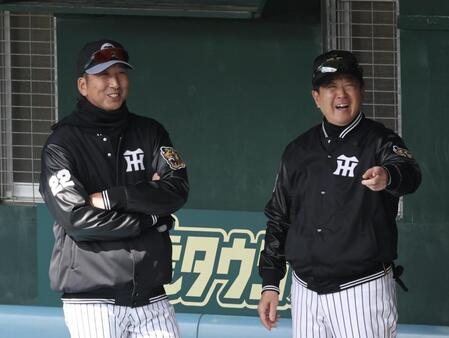 　ベンチで談笑する藤川監督（左）と平田２軍監督（撮影・田中太一）
