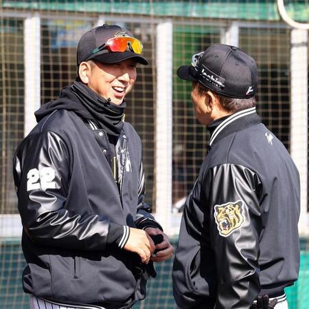 　紅白戦を終え、藤川監督（左）は平田２軍監督と笑顔で話をする（撮影・山口登）