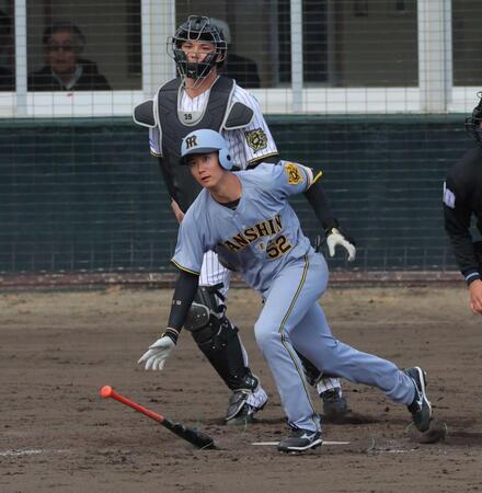 　６回、中前打を放つ山田