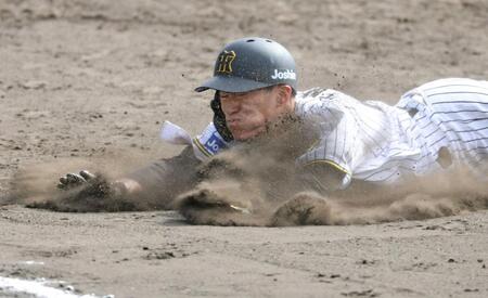 　５回、三塁へヘッドスライディングをする福島（撮影・中田匡峻）