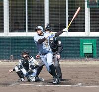 　３回、適時二塁打を放つヘルナンデス