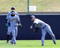 　試合前、ノックを受ける島田（左）と前川（撮影・山口登）