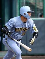 　３回、中前打を放つ前川（撮影・山口登）