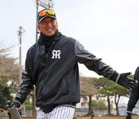 　ファンからの声かけに笑顔を見せる藤川監督（撮影・中田匡峻）