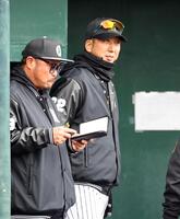 　紅白戦中、ベンチで小谷野コーチ（左）と話をする藤川監督