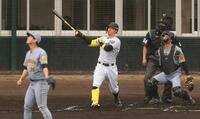 　１回、畠から２ランを放つ佐藤輝（撮影・金田祐二）