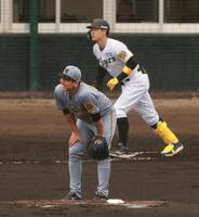 　１回、佐藤輝に先制２ランを浴び悔しがる畠（撮影・金田祐二）