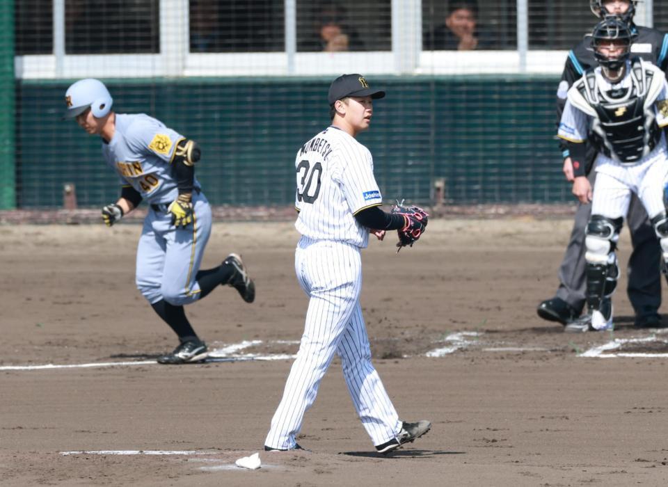 　２回、井坪を中飛に仕留めてピンチを脱した門別（撮影・金田祐二）