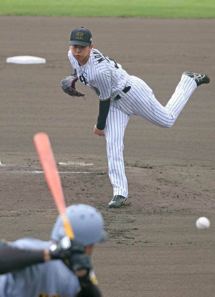 　１回、ヘルナンデス（手前）を見逃し三振に斬る門別（撮影・中田匡峻）