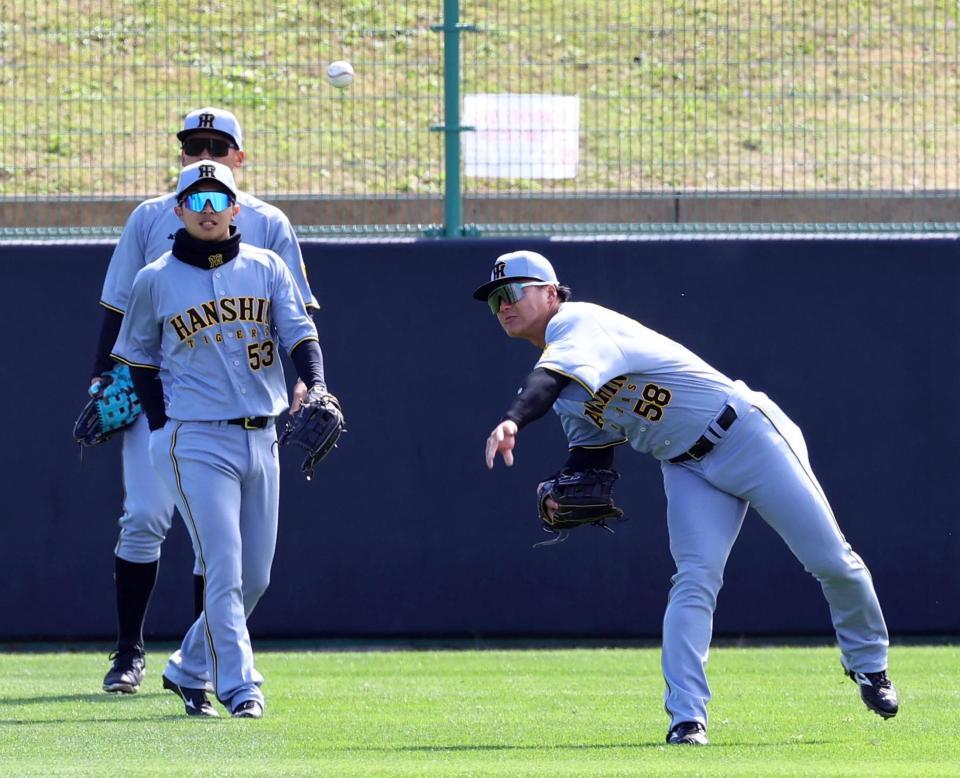 　試合前、ノックを受ける島田（左）と前川（撮影・山口登）