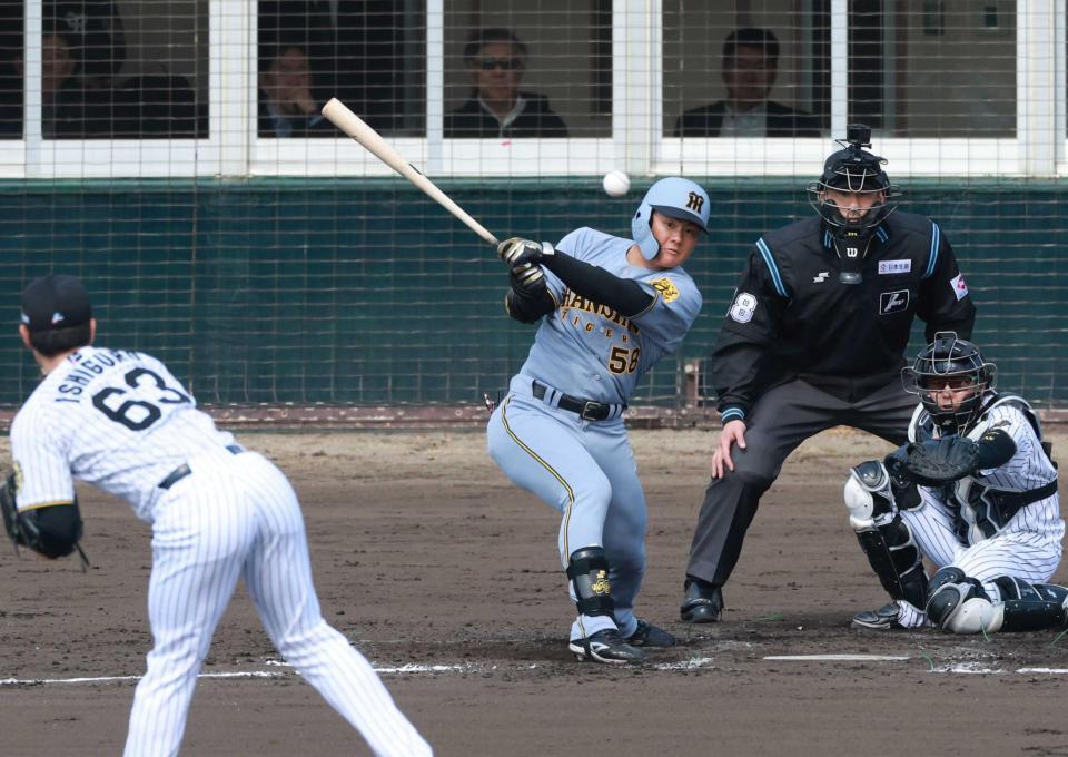 　３回、中前打を放つ前川（撮影・金田祐二）