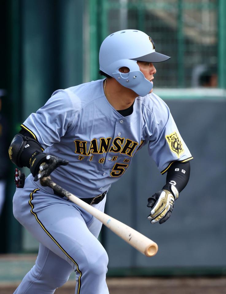 　３回、中前打を放つ前川（撮影・山口登）