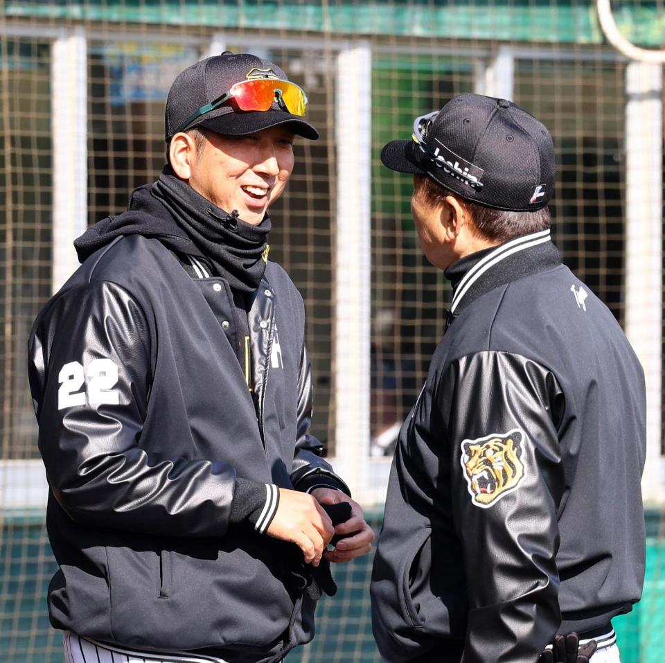 　紅白戦を終え、藤川監督（左）は平田２軍監督と笑顔で話をする（撮影・山口登）