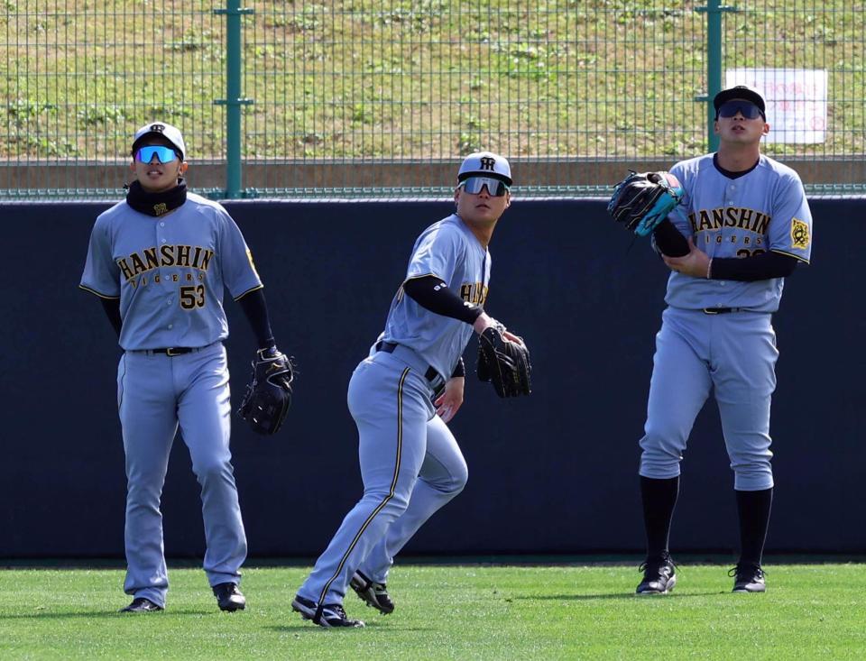 　試合前、ノックを受ける（左から）島田、前川、井上（撮影・山口登）