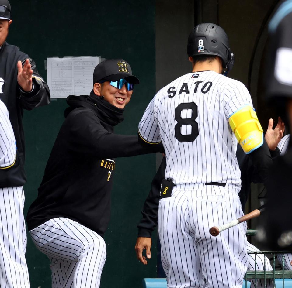 　１回、先制２ランを放った佐藤輝（８）を笑顔で迎える藤川監督（撮影・山口登）