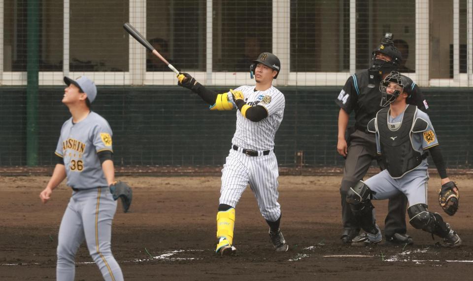 　１回、畠から２ランを放つ佐藤輝（撮影・金田祐二）